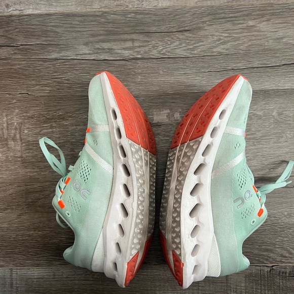 On running running shoes bought in the US , worn twice. Do not need it anymore - Picture 2 of 3